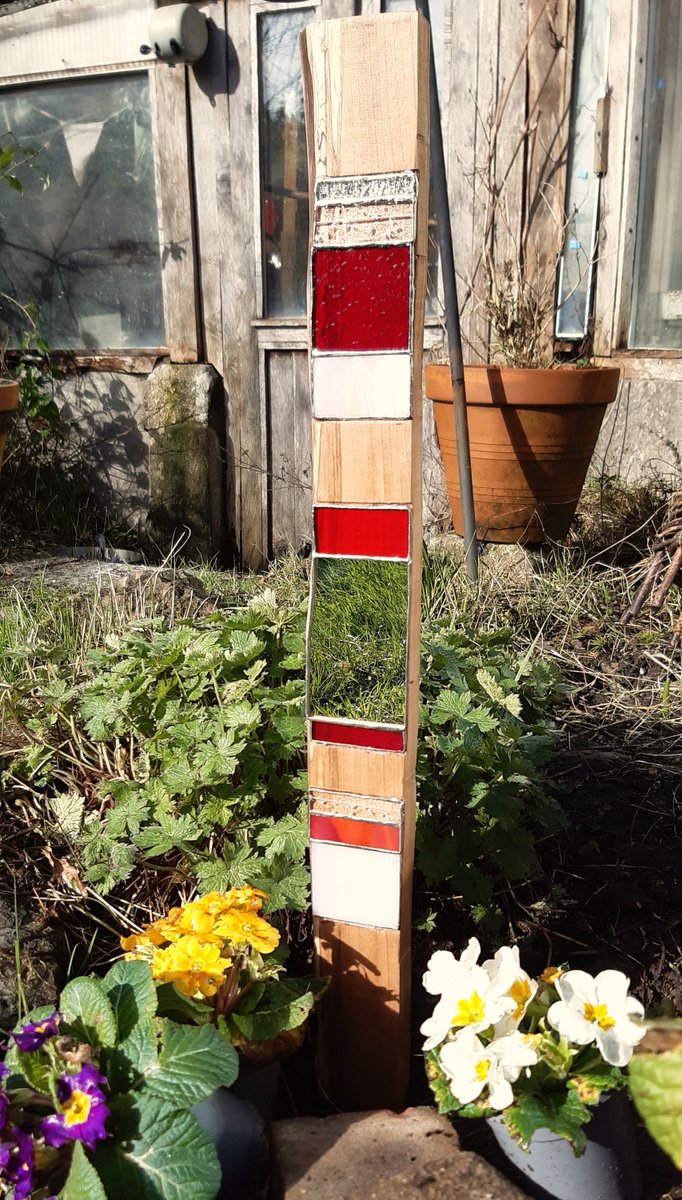 RoopDoopD's tweet photo. Wood and Glass Garden Sculpture. Stained Glass Mirror Decoration. Reclaimed Wood Garden Art https://t.co/SN4IYyccX6 #Etsy #ChickenPink #HomeDecoration https://t.co/sgNqzlwx5R
