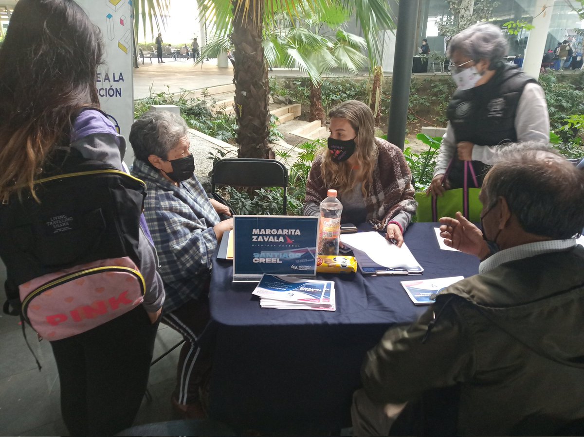 EpiZermeno's tweet photo. La Casa de Enlace Ciudadano de la Diputada @Mzavalagc y el Diputado @SantiagoCreelM atendiendo a los vecinos de la Alcaldía Miguel Hidalgo @AlcaldiaMHmx en el miércoles ciudadano @veronicarubin @mexico_laro https://t.co/wtozeN5SmC
