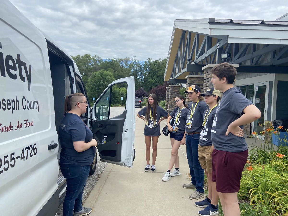 BoilerVetCamp's tweet photo. #teamranger learning about the duties and importance of animal control officers and the importance of community outreach. #purrdue #Boilerpup @pucvm https://t.co/fGpm4vbrkR