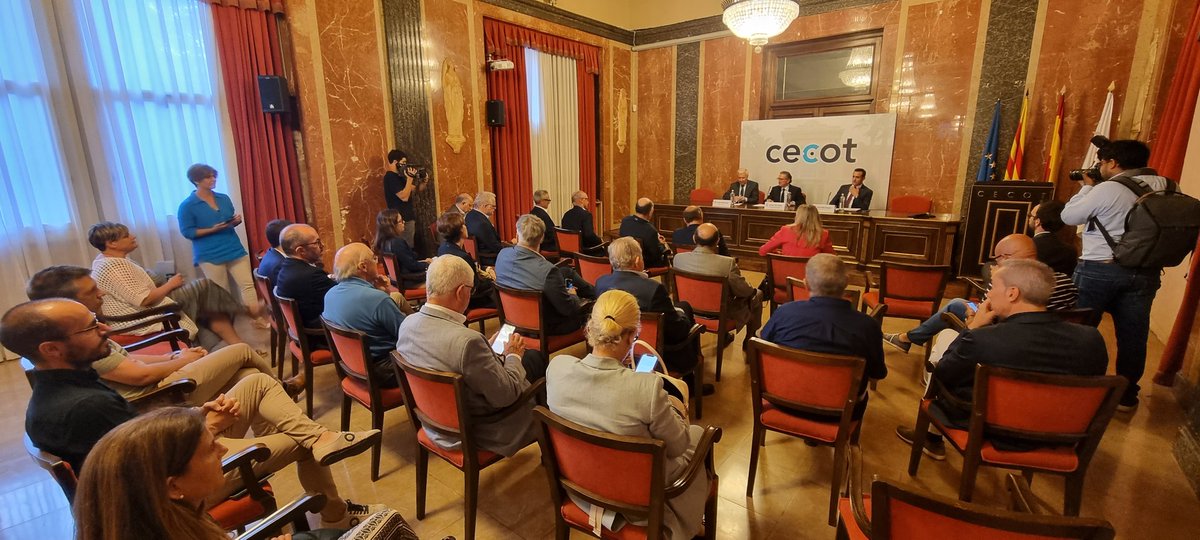 santirius's tweet image. Gaudint d'una sessió sobre la realitat econòmica del nostre país de la mà del conseller Jaume Giró a la seu de la @PatronalCecot - "caldrà saber viure amb la incertesa durant els propers anys". #Terrassa