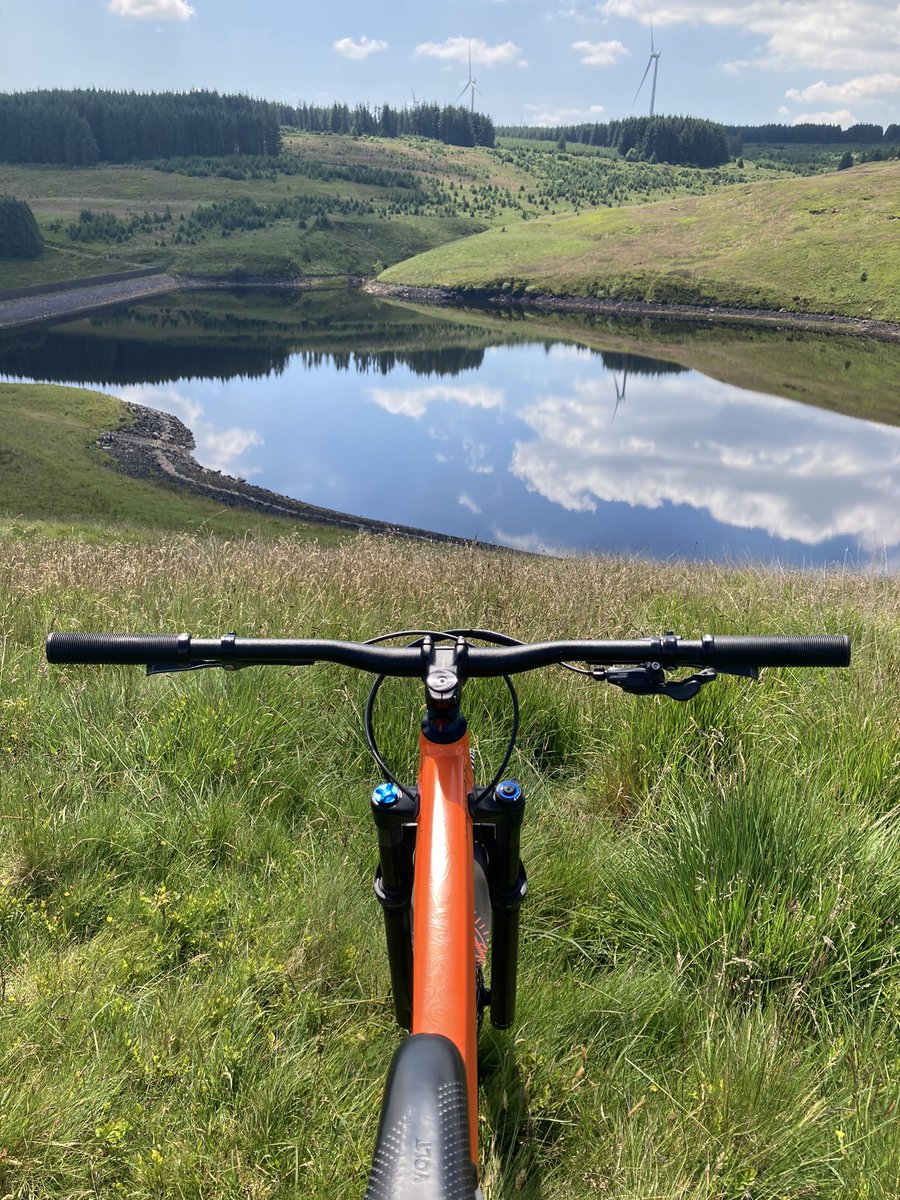 JulianJ80289895's tweet photo. What a day for a pedal ☀️☀️💙✌️
Out on about on the hardtail, goes so fast got built in air-con 😝…..
#Absoulatemtb #mtb #mtblife #walesneverfails #lifebehindbars #mtbwales #mtbhardtail #cannondalemountain 🏴🏴🏴 https://t.co/fqme9FcK7h