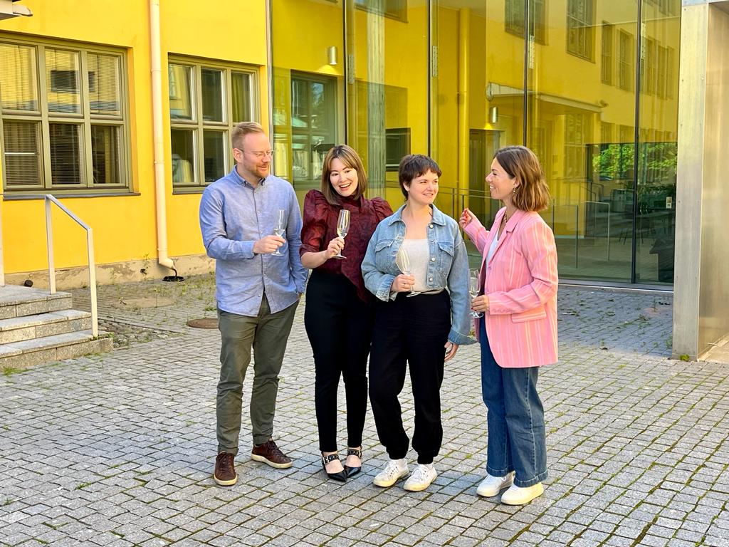 NicoleCurato's tweet photo. 🧵My colleagues from @DelDemUCan were such stars. @AnneNygaardJed had her #DelDem conference debut, while @Hans_Asenbaum and @LucyJParry provided sharp and constructive feedback to the students. Lucy was such a great ambassador for
https://t.co/6cdqMQxYQX https://t.co/r3LyfCXG9T