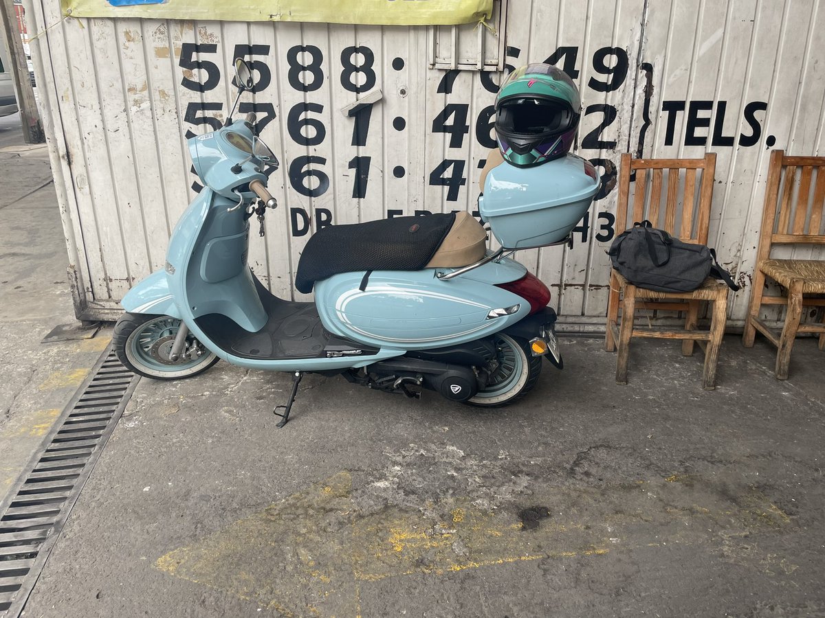 Oigan, vendo moto semi nueva.

$25000 con :

Factura original
Casco certificado 
Chamarra con Proteccion (500 más)