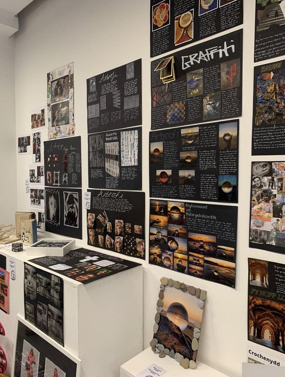 GarthOlwg_DaTh's tweet photo. Noson llwyddianus yn arddangosfa creadigol Met Caerdydd. Pob clod i’r disgyblion. 👍🏻🎨🎉

A very successful night at the creative exhibition at Cardiff Met. Well done to all the pupils 👍🏻🎨🎉 

@garth_olwg 
@GarthOlwg_Hyn  
@CelfGarth https://t.co/eUJ9LaTAMp