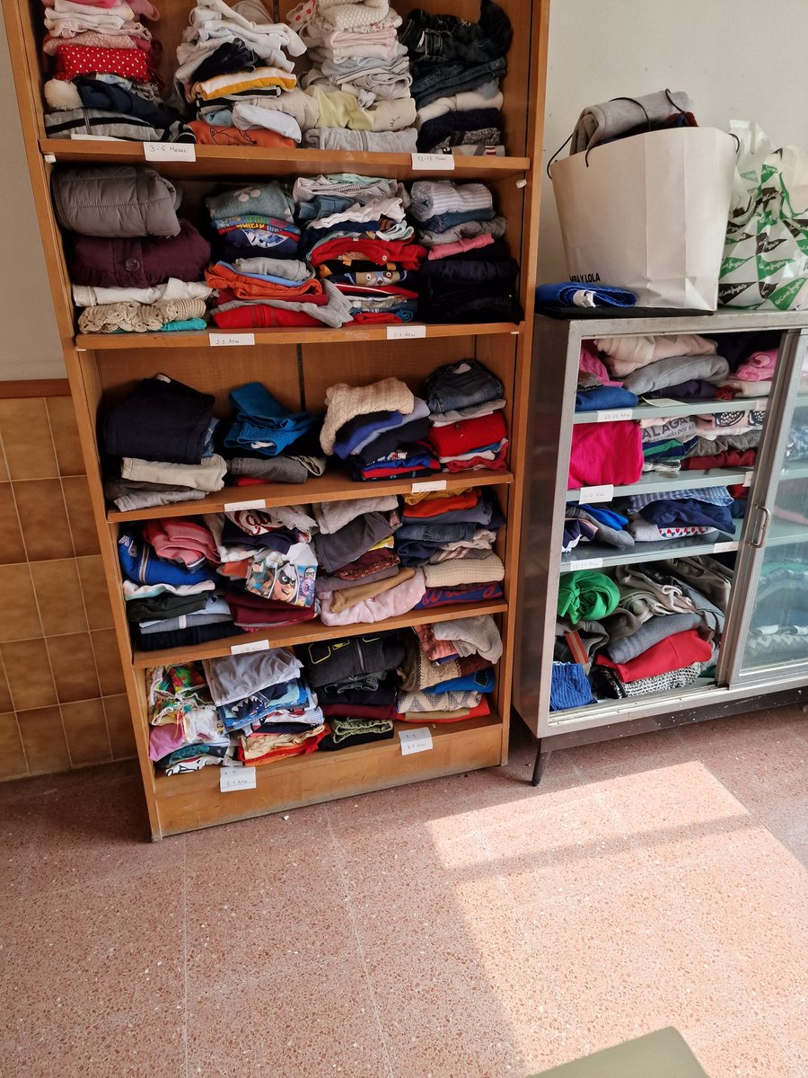 ARMARIO SOLIDARIO
Nuestras familias ayudan a reducir las desigualdades entre el alumnado y favorecen el compromiso con el Desarrollo Sostenible. 
“Reducir, Reparar, Recuperar, Reutilizar y Reciclar”♻️
Gracias <a href="/DivinaPastora/">Divina Pastora de Málaga</a> y a todas las personas que colaboran con este proyecto.