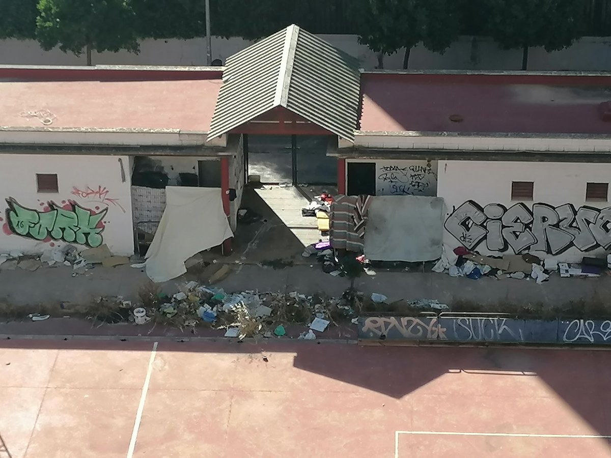 javicastane's tweet photo. @PPDtoMacarena @antoniomunozsev @clarisabem @VecinosElCerezo @jlsanzalcalde Esto también es la Macarena, una instalación municipal de deportes del @IMDSevilla https://t.co/OipI4Fyugi