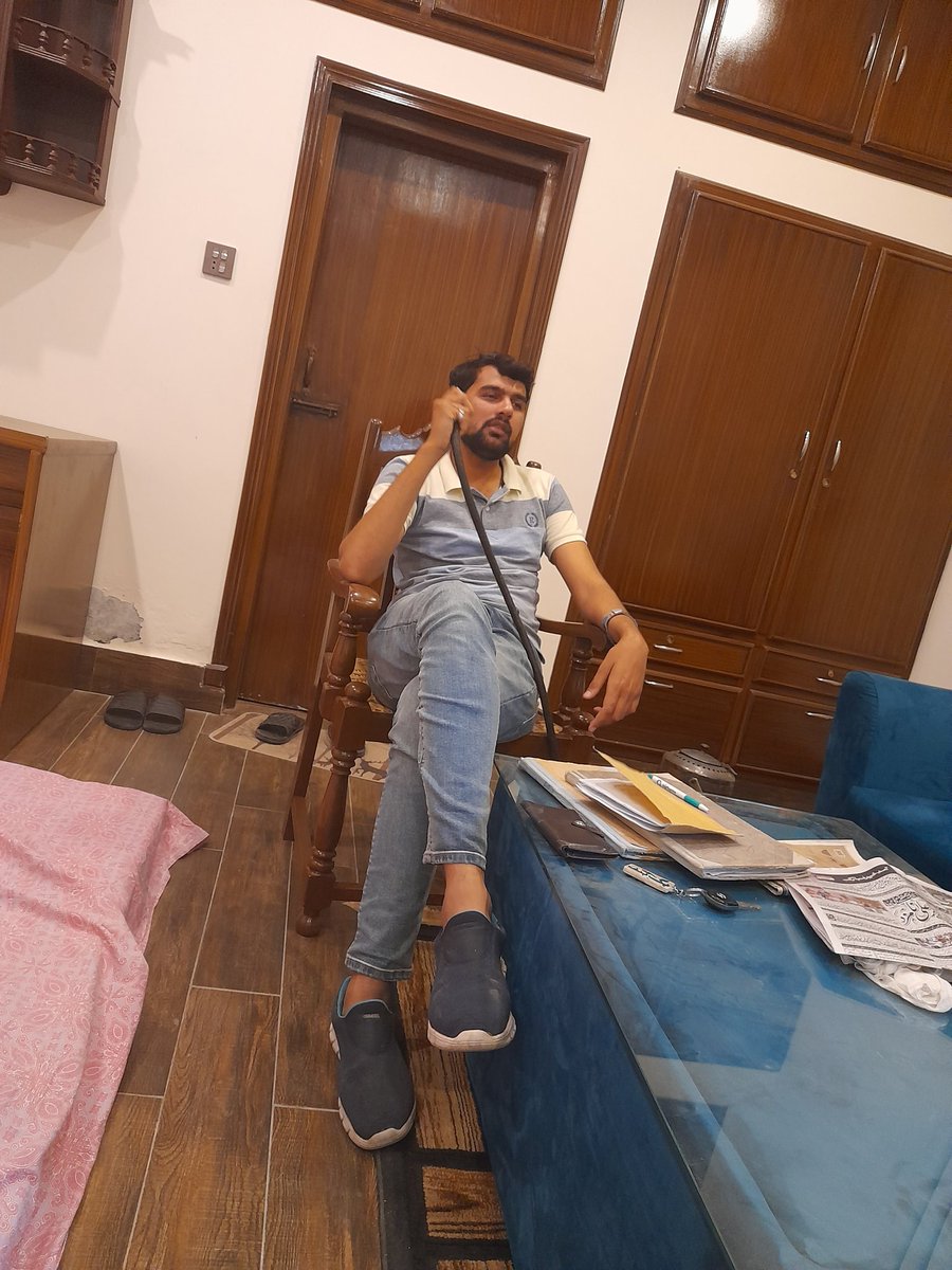 تم اسکا نقصان بتاتی اچھی لگتی ہو
ورنہ ہم کو کوئی شوق نہیں ہے سگرٹ نوشی کا.