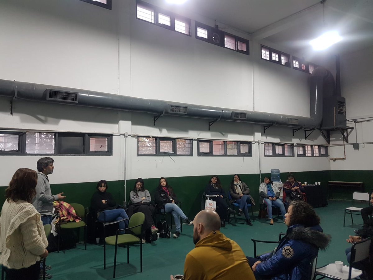 MujeresyDiversi's tweet photo. 👉🏼 Seguimos avanzando con la implementación de la #LeyMicaela 
La @Subsemujeresnqn a través de la Dirección Provincial de Promoción de los Derechos de las Mujeres llevó adelante la capacitación dirigida al personal de @GeneralPublicos en el estadio Ruca Che. https://t.co/yZApOQMu0U