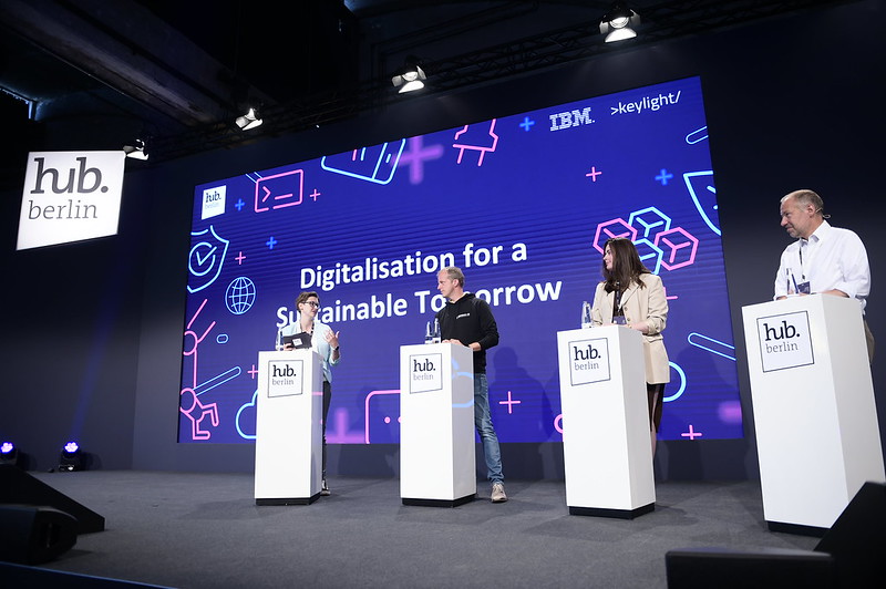 Bitkom's tweet photo. Nach 2 Jahren hieß es heute: #hubberlin22 is back! 🚀Nach dem Auftakt an Tag 1 von @Herbert_Diess, CEO @VWGroup & @FedorovMykhail, Minister of Digital Transformation Ukraine, ging es mit einem spannenden Programm & dem @innovatorspitch weiter ✨ Mehr im Thread 👇 @hubconf #IP22 https://t.co/l8xHqYmtQs