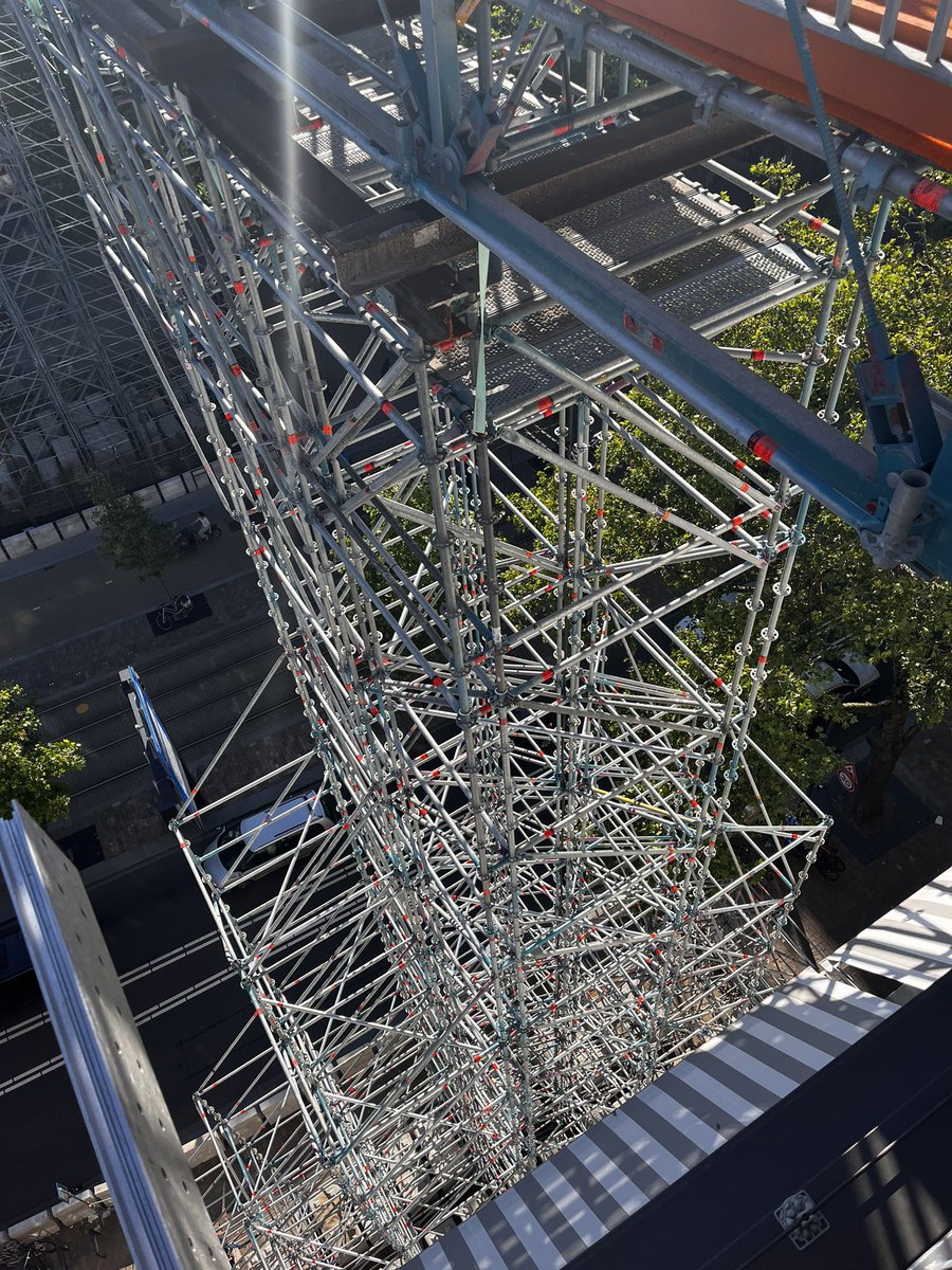 VarissaM's tweet photo. Conquering fears in a walkable city #rotterdam #dakkendagen https://t.co/hoVbc08BiP
