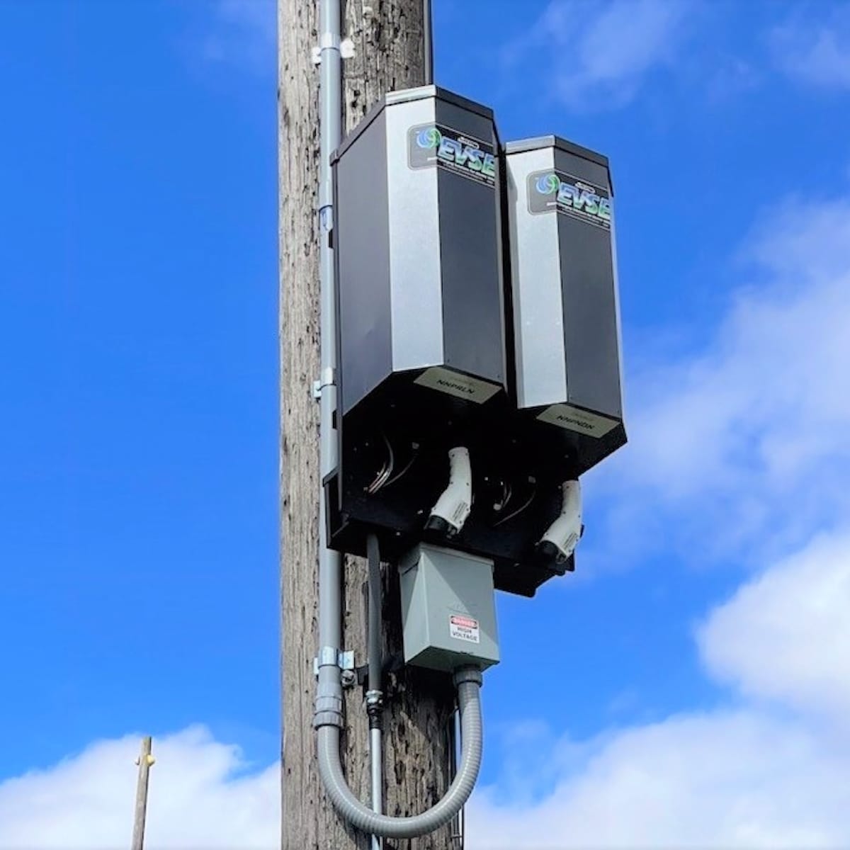 Smart use of existing electrical infrastructure to provide public chargers. No need to tear up the concrete, just run some of that sweet sweet conduit...2 plugs from 1 line. 
<a href="/EcoWatch/">EcoWatch</a> ecowatch.com/seattle-ev-cha…