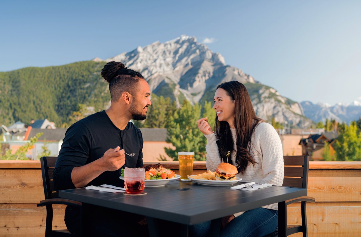 #CanadaChat A4: For uninterrupted views from above, check out these rooftop patios: @roseandcrownbnf, @ElkOarsman, @chucksbanff, and Three Bears Brewery. #MyBanff | @ExploreCanada