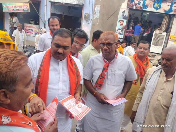 BJP4Rajasthan's tweet photo. प्रदेश संगठन महामंत्री श्री चंद्रशेखर ने करौली के टोडाभीम व बालाजी मण्डल पर जनसंपर्क कर मोदी सरकार की 8 वर्ष की ऐतिहासिक उपलब्धियों के बारे में आमजन को अवगत कराया। https://t.co/TIzoZK1Me4