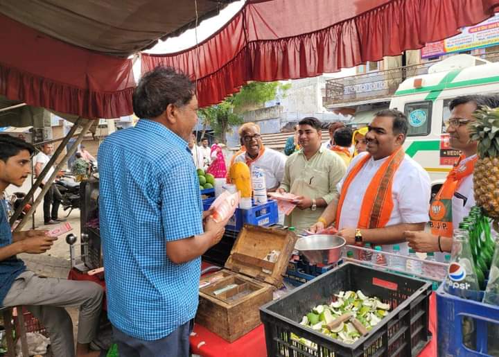 BJP4Rajasthan's tweet photo. प्रदेश संगठन महामंत्री श्री चंद्रशेखर ने करौली के टोडाभीम व बालाजी मण्डल पर जनसंपर्क कर मोदी सरकार की 8 वर्ष की ऐतिहासिक उपलब्धियों के बारे में आमजन को अवगत कराया। https://t.co/TIzoZK1Me4