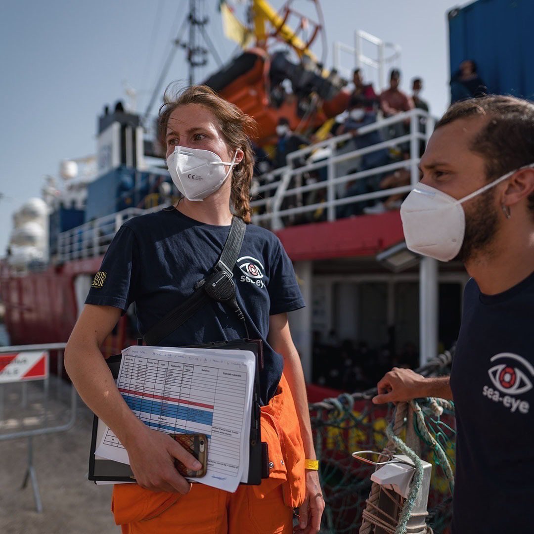 seaeyeorg's tweet photo. Gestern Abend wurde der SEA-EYE 4 Messina als sicherer Hafen zugewiesen. Dort sind unsere Crew&amp;die 476 Geflüchteten heute Vormittag eingelaufen. Ein Ende ihrer Tortur auf See ist nach über einer Woche endlich in Sicht. Allerdings konnten bisher nur wenige Menschen an Land gehen. https://t.co/qa0AbCCbyM
