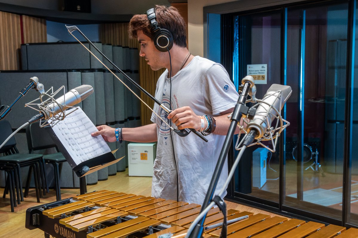 berkleevalencia's tweet photo. Our Scoring for Film, Television, and Video games students gathered in our studio to have a #samplingsession.
They recorded note by note, with different dynamics to use when working with #musiccomposition software or playing them directly, thanks to the MIDI technology. https://t.co/dn6eGWQj8E