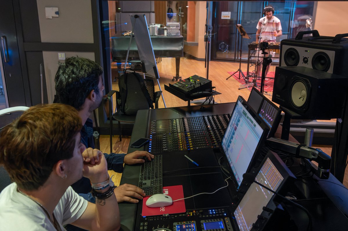 berkleevalencia's tweet photo. Our Scoring for Film, Television, and Video games students gathered in our studio to have a #samplingsession.
They recorded note by note, with different dynamics to use when working with #musiccomposition software or playing them directly, thanks to the MIDI technology. https://t.co/dn6eGWQj8E