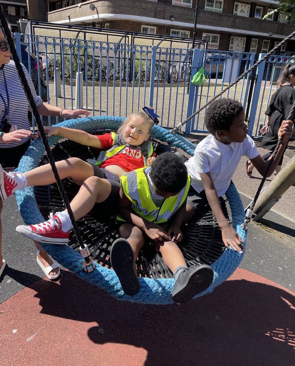 The_hub_SAGA's tweet image. Do you want to go fast or slow? Swing high or low? The Hub had such fun at the park today #funinthesun #languageandlearning #welovethepark #learningthroughplay @StAnnesGAASC