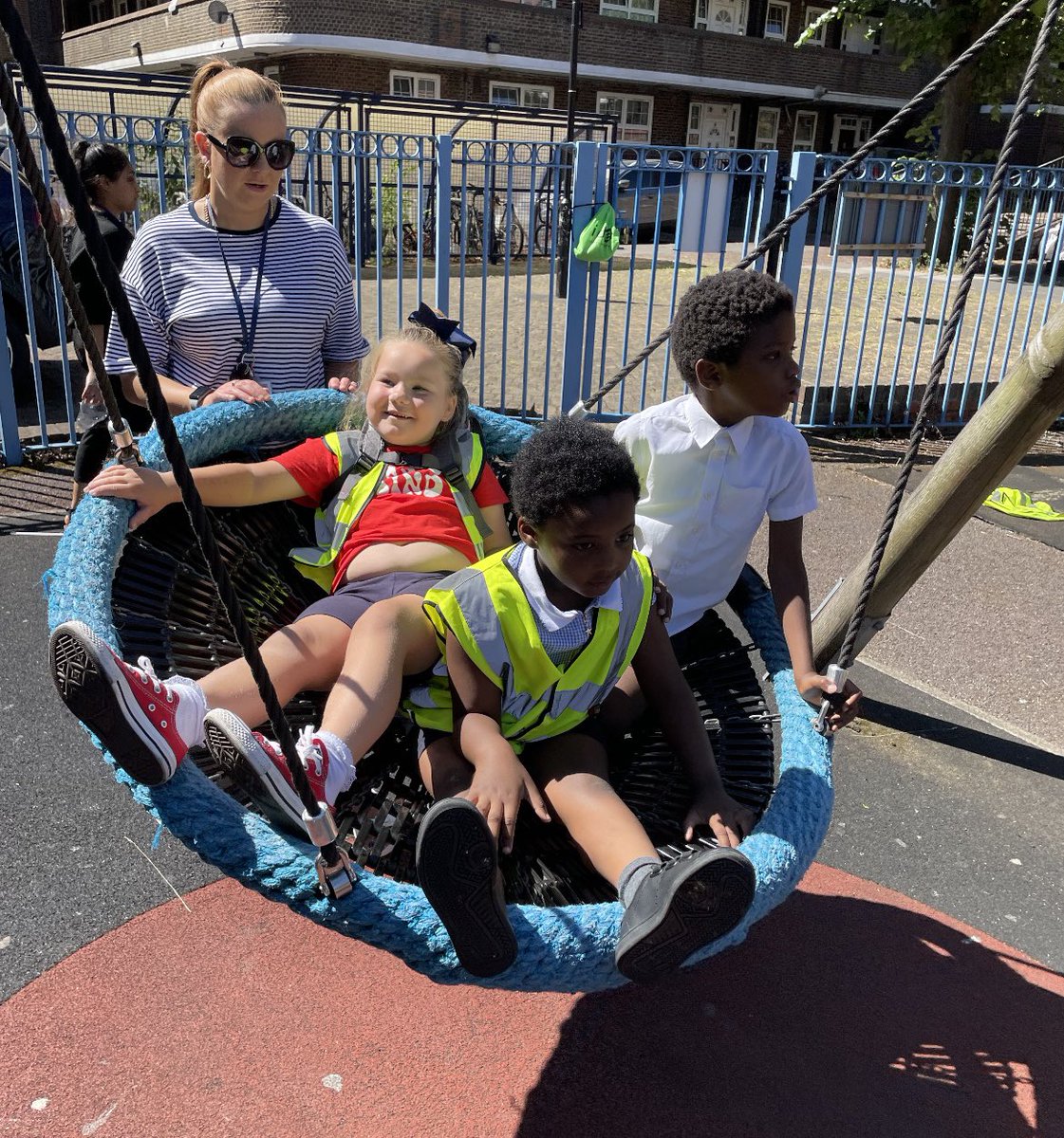 The_hub_SAGA's tweet image. Do you want to go fast or slow? Swing high or low? The Hub had such fun at the park today #funinthesun #languageandlearning #welovethepark #learningthroughplay @StAnnesGAASC