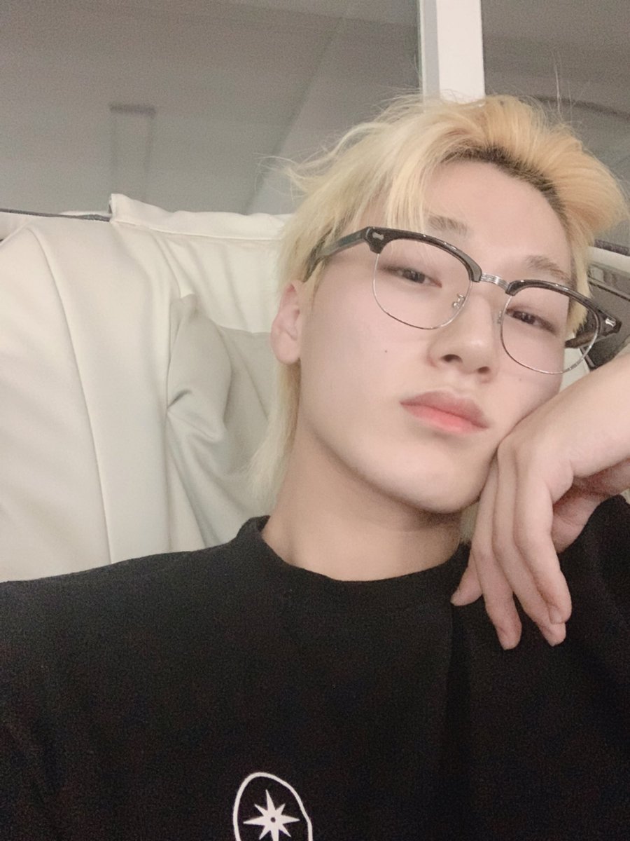 parmesannie's tweet photo. yeah i love blond sn in glasses a completely normal amount 🫠🫠🫠 https://t.co/bsTIExcRGU