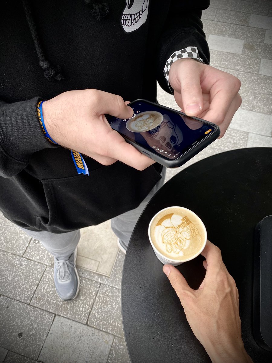 thommeredith's tweet photo. Slinging custom latte art all #ApeFest2022 @BoredApeYC @BoredBreakfast @yugalabs #rainorshine https://t.co/sLqEJoiszG