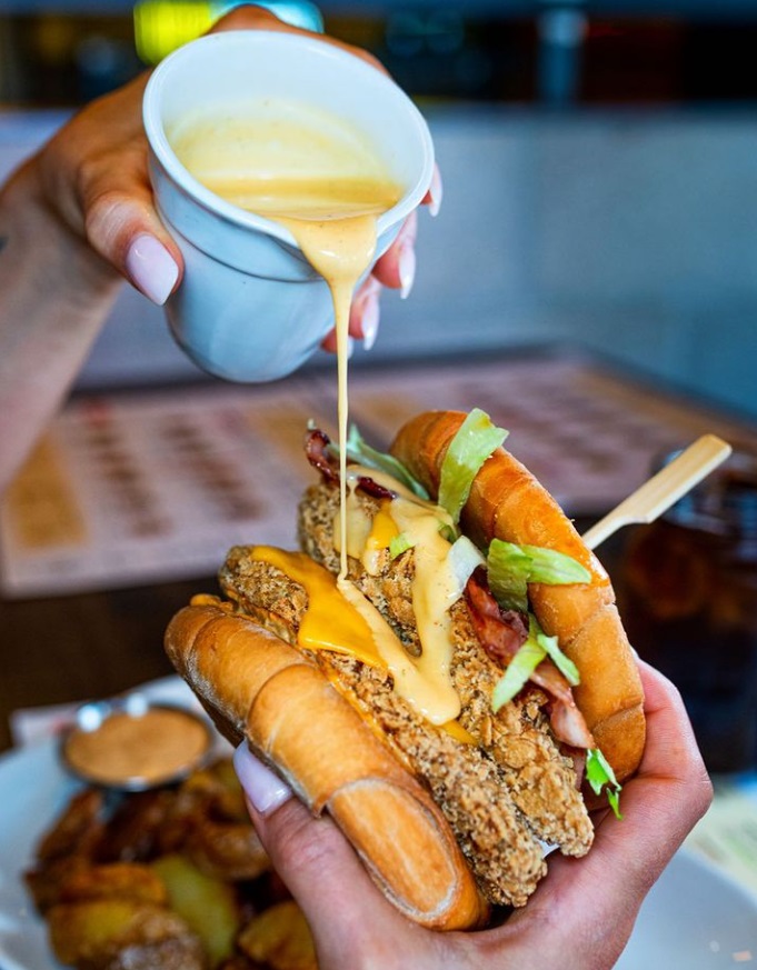 🌞 ¡Qué ganas de que llegase el #verano! ¿y cómo celebrarlo? quedando con tus amig@s y viniendo a Málaga Plaza, ¡la tarde o la noche empieza con una pedazo de hamburguesa como esta de #Goiko! ¡Dios mio, qué pinta!

#Málaga #MálagaPlaza