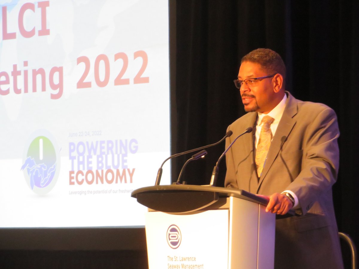 GLSLcities's tweet photo. At this morning's GLSLCI AGM, Hakim Berry, CEO of Detroit, introduced Stewart Colovin, #MMGY, who inspired us RE: "Branding Your Community and the Region for Success." Colovin says it's difficult to brand places b/c they're SO personal. Be yourselves, GL communities! #greatlakes https://t.co/Fr5WMb8ZHB
