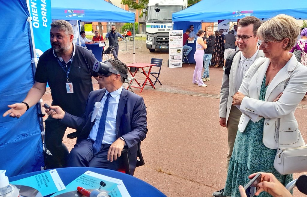 FTravail_CVL's tweet photo. Présentation à Jean-Christophe Bouvier, @Prefet18, de la découverte des métiers à 360°, avec le casque de #VR, qui permet de s'immerger dans l'environnement des métiers qui recrutent ! https://t.co/NvKEOvRcEB