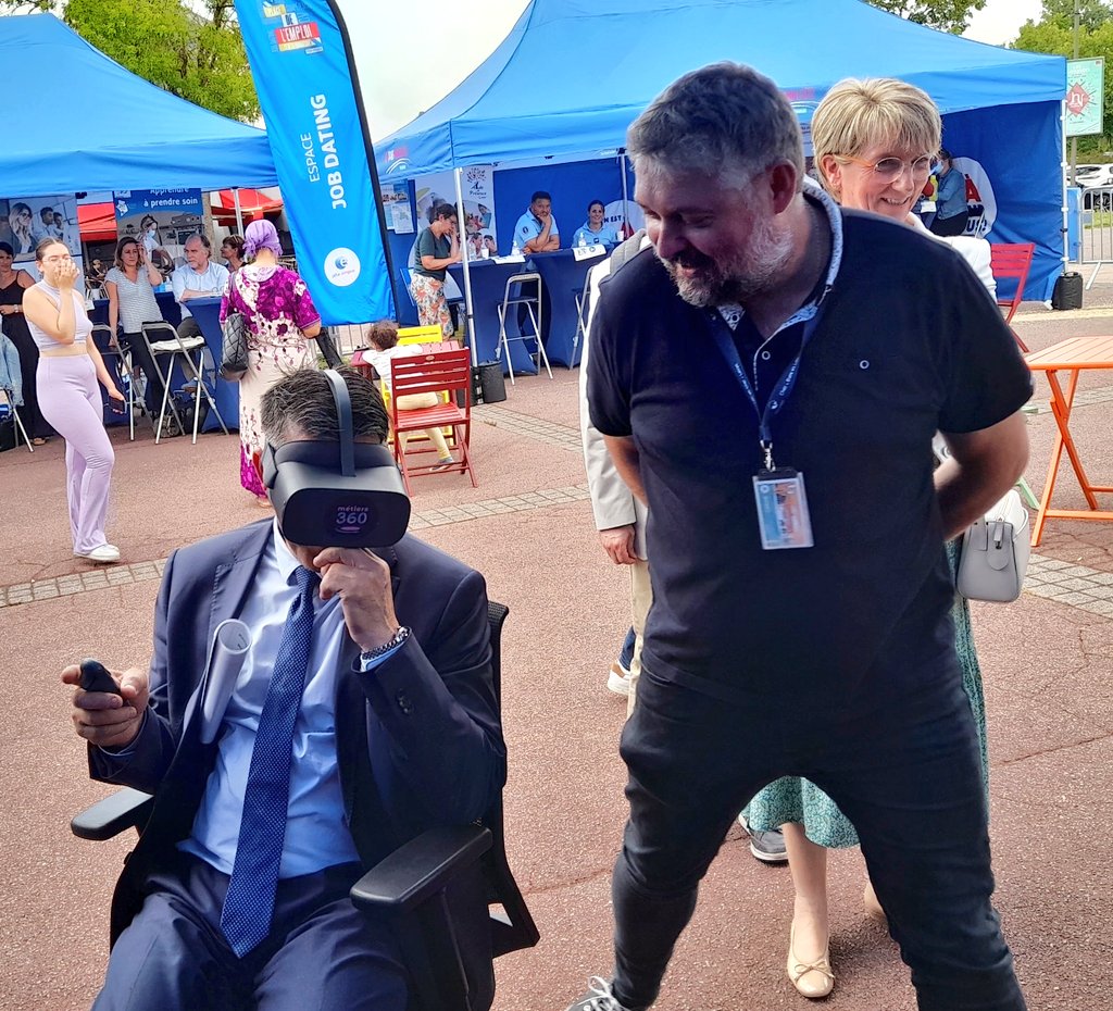 Présentation à Jean-Christophe Bouvier, <a href="/Prefet18/">Préfet du Cher</a>, de la découverte des métiers à 360°, avec le casque de #VR, qui permet de s'immerger dans l'environnement des métiers qui recrutent !