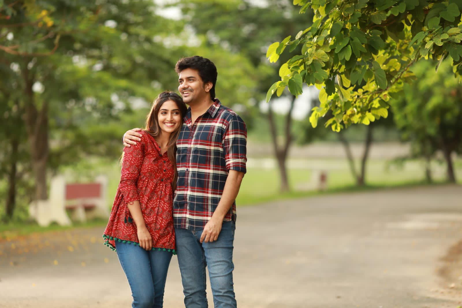 Casual pose for couples portrait | Couples, Couple photography, Engagement  pictures