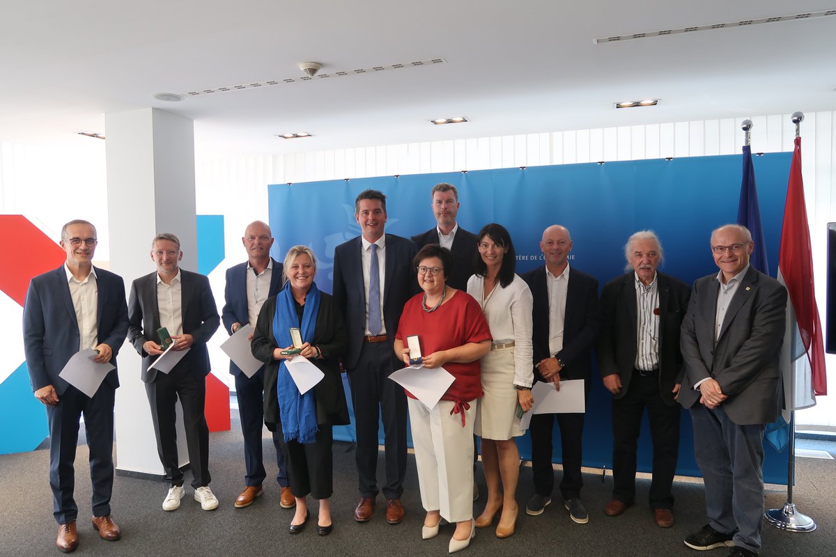 Et war eng grouss Freed, d'Éieredistinctiounen « Ordre de la Couronne de Chêne » an « Ordre de Mérite du Grand-Duché de Luxembourg » un d’Vertrieder*innen vum @OAI_lu, dem President vum Parc Merveilleux an de Mataarbechter*innen vum Ministère z’iwwerreechen.