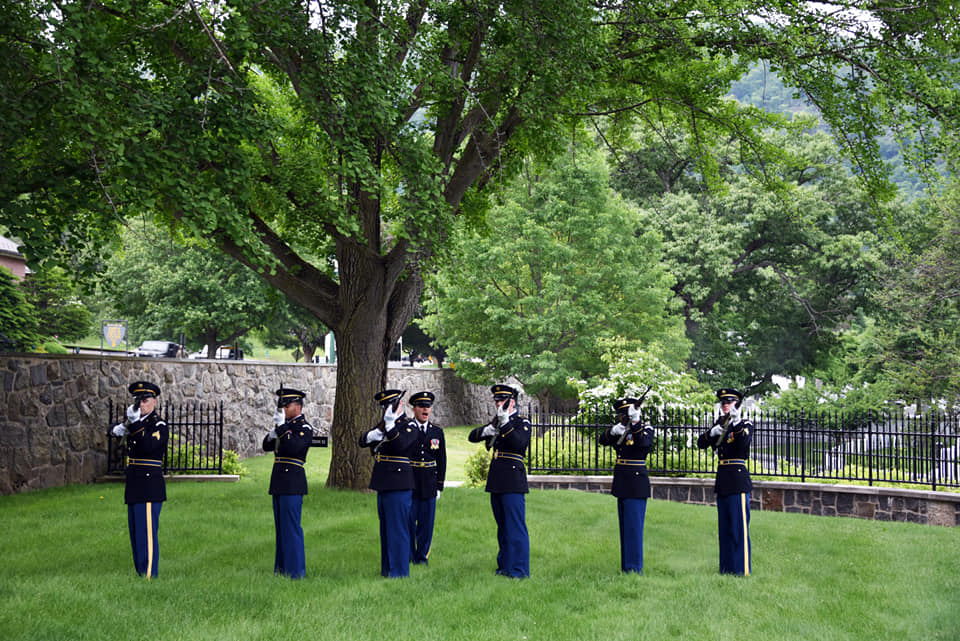 MPRAONLINE's tweet photo. HOOAH to our MP brothers and sisters who are part of the U.S. Military Academy Honor Guard Platoon providing military honors to our fallen Brothers and Sisters in arms!
#MPRA #MilitaryPolice #USArmy #ArmyMPs https://t.co/RidoX4ad26