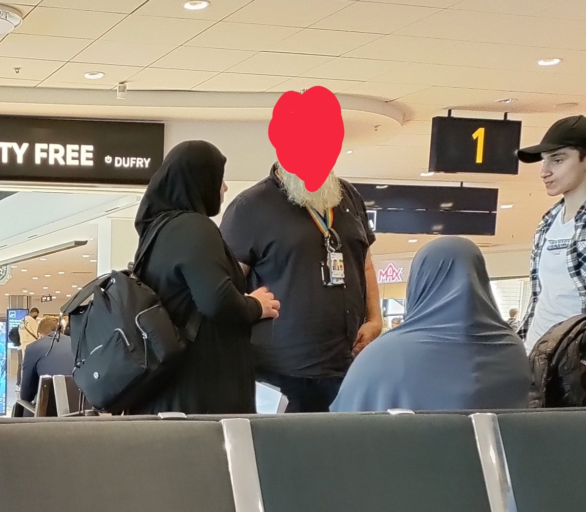 Werwolf_30's tweet photo. En tjänsteman på Arlanda fick hjärnblödning "men va fan ni måste ju ha pass!"
Tre till kamelryttare utan pass 🤮
#stackarn #arlanda https://t.co/lHQV4ea1Lh