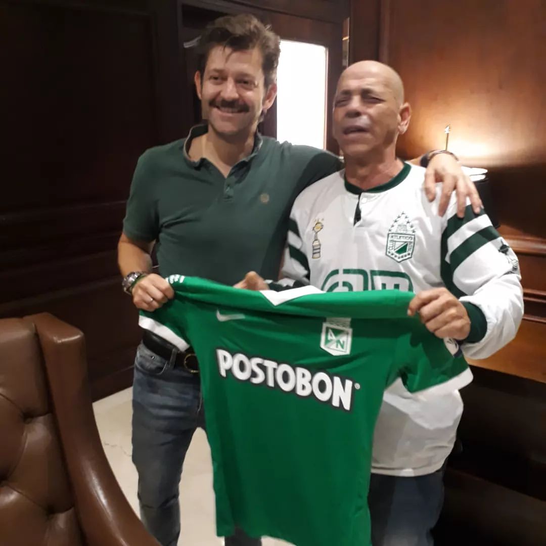 NOTICIASDEVERDE's tweet photo. Faber Pulgarín Valencia, cumplió su sueño de conocer el plantel profesional. Atlético Nacional lo contacto luego del emotivo vídeo alentando al equipo en el entrenamiento verdolaga en el estadio Atanasio Girardot. #VamosNacional #VamosPorLa17 https://t.co/fSoAIZ1133