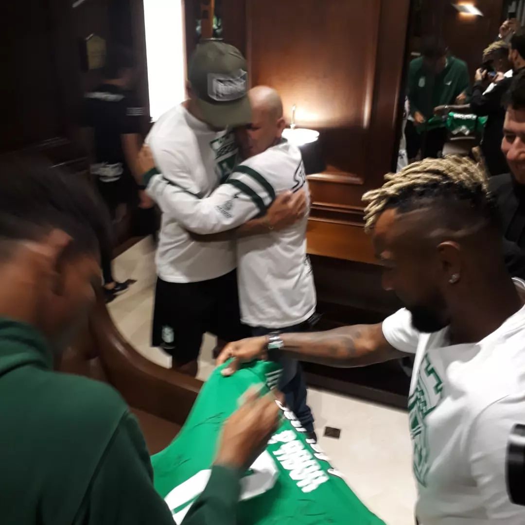 NOTICIASDEVERDE's tweet photo. Faber Pulgarín Valencia, cumplió su sueño de conocer el plantel profesional. Atlético Nacional lo contacto luego del emotivo vídeo alentando al equipo en el entrenamiento verdolaga en el estadio Atanasio Girardot. #VamosNacional #VamosPorLa17 https://t.co/fSoAIZ1133