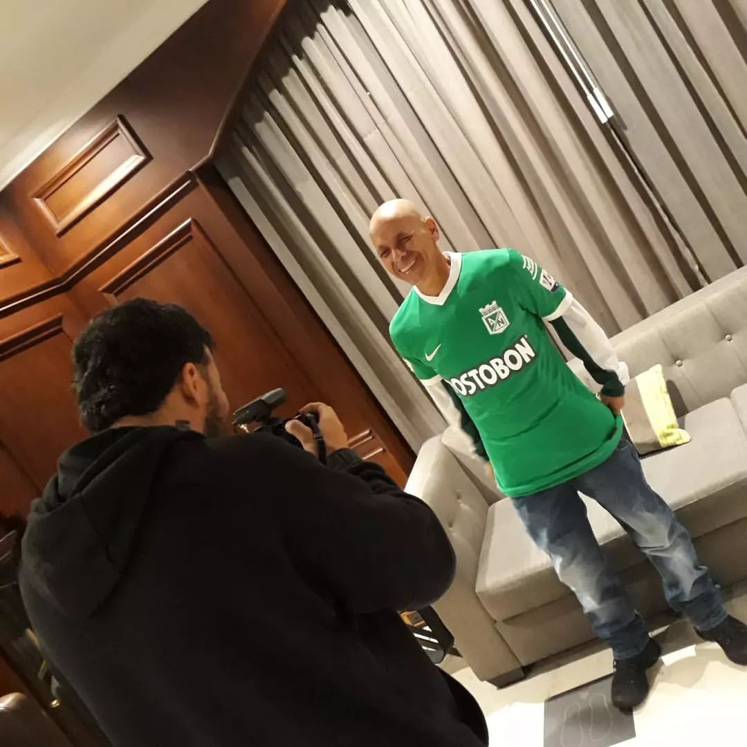 NOTICIASDEVERDE's tweet photo. Faber Pulgarín Valencia, cumplió su sueño de conocer el plantel profesional. Atlético Nacional lo contacto luego del emotivo vídeo alentando al equipo en el entrenamiento verdolaga en el estadio Atanasio Girardot. #VamosNacional #VamosPorLa17 https://t.co/fSoAIZ1133