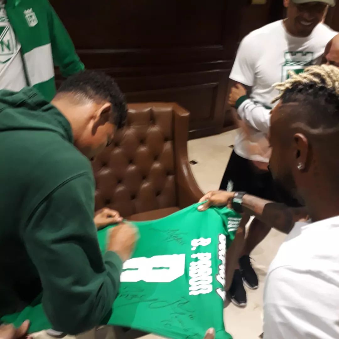 NOTICIASDEVERDE's tweet photo. Faber Pulgarín Valencia, cumplió su sueño de conocer el plantel profesional. Atlético Nacional lo contacto luego del emotivo vídeo alentando al equipo en el entrenamiento verdolaga en el estadio Atanasio Girardot. #VamosNacional #VamosPorLa17 https://t.co/fSoAIZ1133