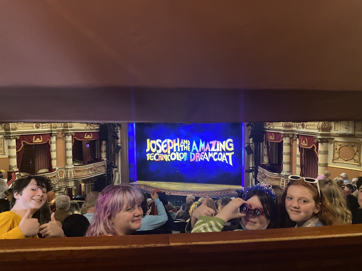 LogieMiss's tweet photo. Excited for the show to start! 🎭 #wearefhs #fhsrewardsday https://t.co/73SRSOy0Qh