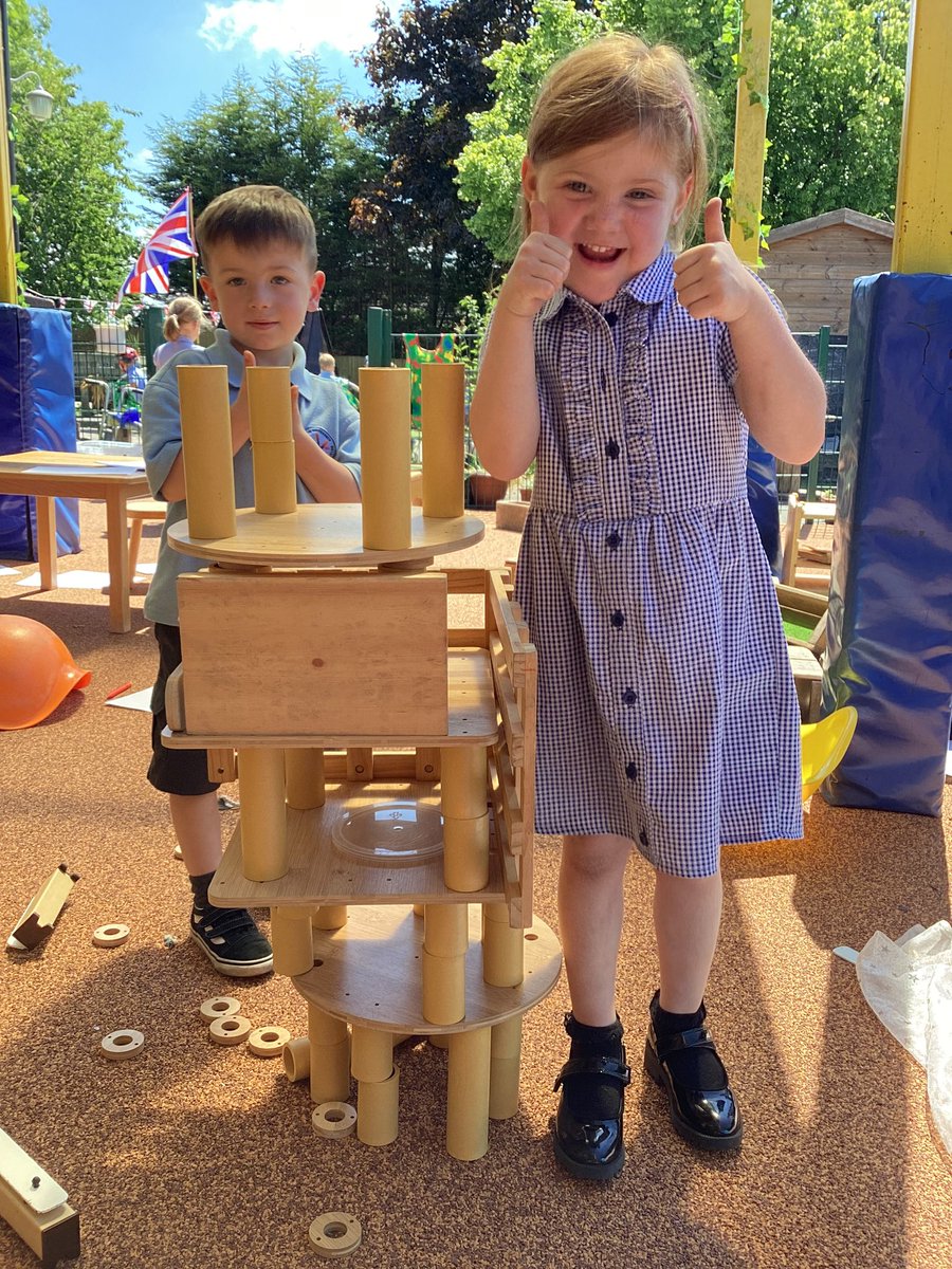 EYFS_WIA's tweet photo. Check out this amazing structure! These two worked so carefully and co-operatively. 😍
@Office_WIA @whitchurchCEFed @CeInfant @StBartsTrust @welovecuriosity https://t.co/pk7s0YOFsF