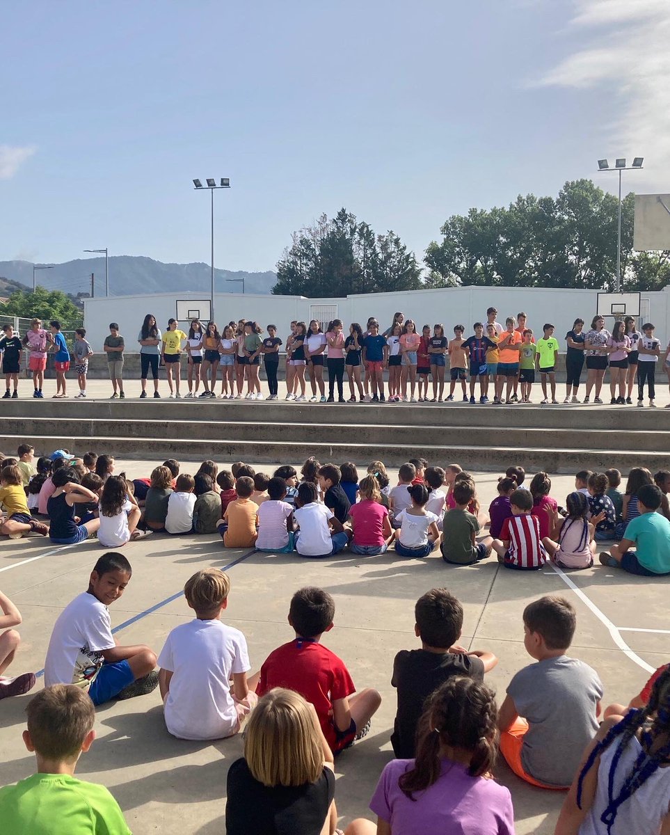 ie_martamata's tweet photo. Acomiadem el curs, i especialment els companys/es de 6è pel canvi d’etapa, amb moltes emocions i de la millor manera possible! Que passeu un molt bon estiu!!! #IEMM https://t.co/RnS8PfffUD