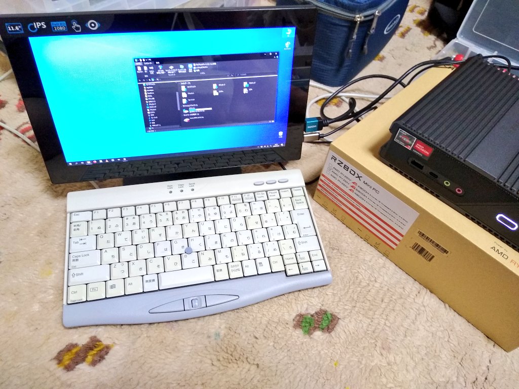 nitapon4's tweet photo. モバイルディスプレイに、スタンドを装着。
ノートPCみたいになりました〜😁
#RZBOX https://t.co/oqjAVCAP5E