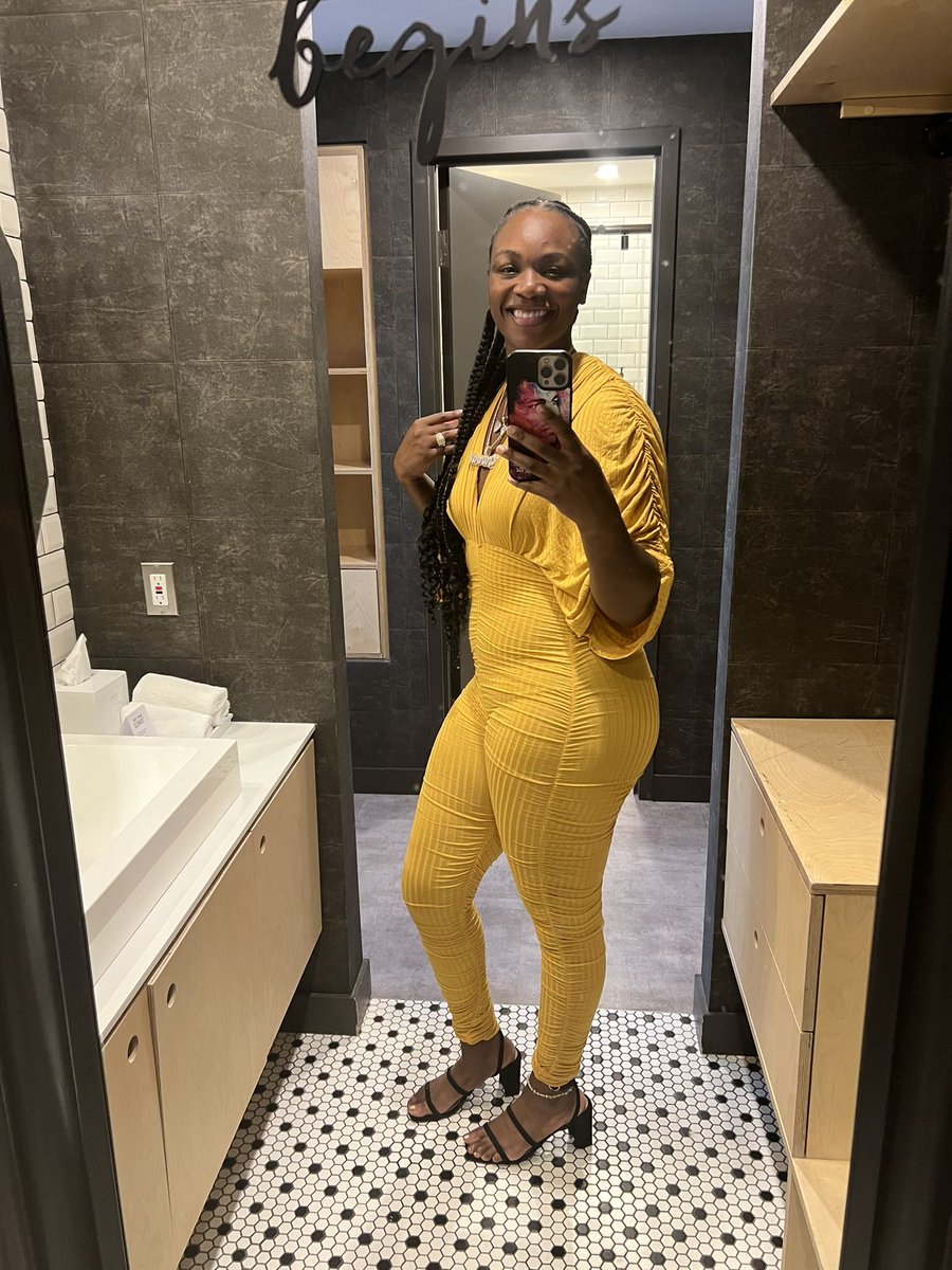Claressashields's tweet photo. Good morning ☀️ https://t.co/NPrXENCaF3