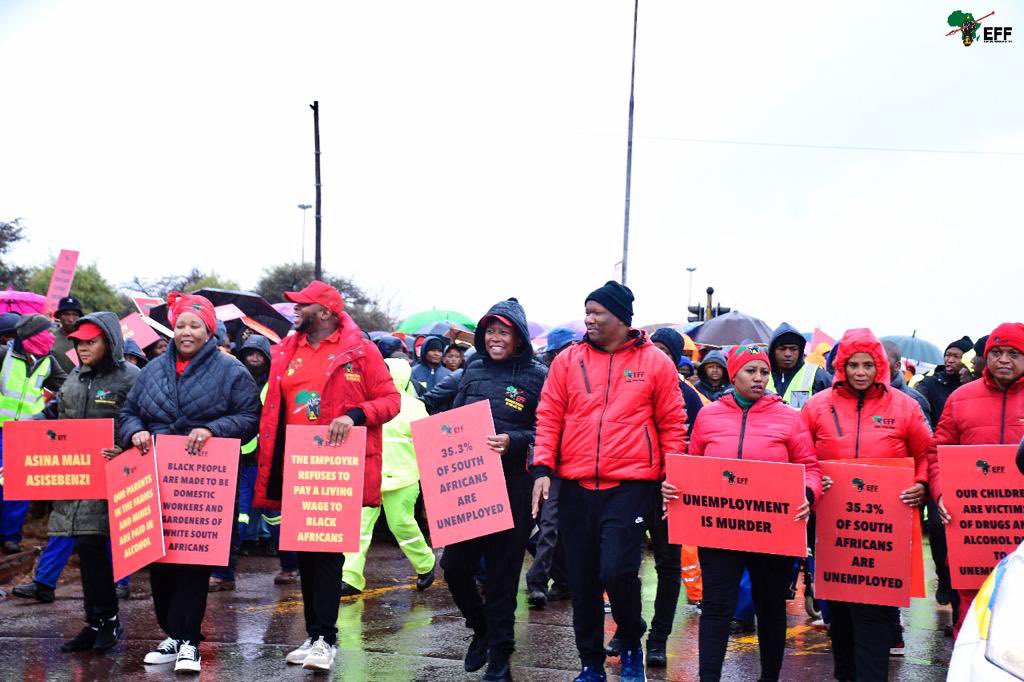 EFFSouthAfrica's tweet photo. ♦️In Pictures♦️
The EFF Leadership led by CIC @Julius_S_Malema marching to Anglo-American mine, Kumba Iron Ore
Today we confront the racist mining mafia known as Anglo-American
No Retreat, No Surrender
#EFFMarchForJobs https://t.co/dFq5uvvbRK
