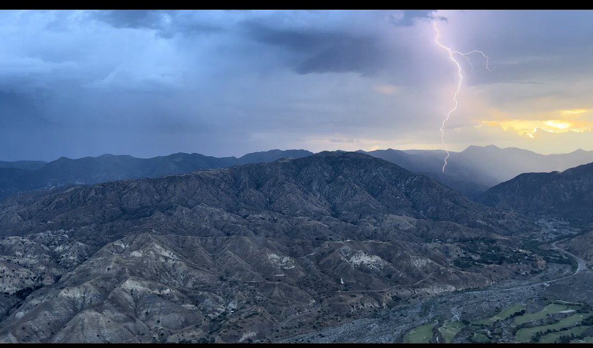 KaChow!! Lightning!! Sunland area #SkyFox @GDLA @FOXLA