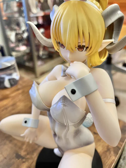 生足バニーのルシファーちゃんです 