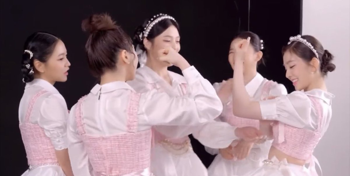 psychoqueendom's tweet photo. irene and wendy comparing their muscles lmao whats with red velvet comparing their muscles while wearing pretty dresses 😭 https://t.co/pOat2kKhnk