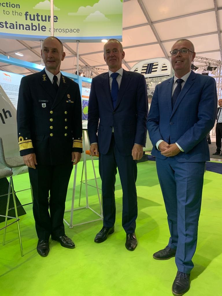 NLinDeutschland's tweet photo. ✈️Botschafter @RvRoeden besuchte heute die @ILA_Berlin. Gemeinsam mit Delegationen von verschiedenen niederländischen Ministerien sprach er mit VertreterInnen der NL Luftfahrtindustrie #NAG, #NLR, #AeroDelft. 

#ILA22 

(1/2) https://t.co/60HAKC0Sln