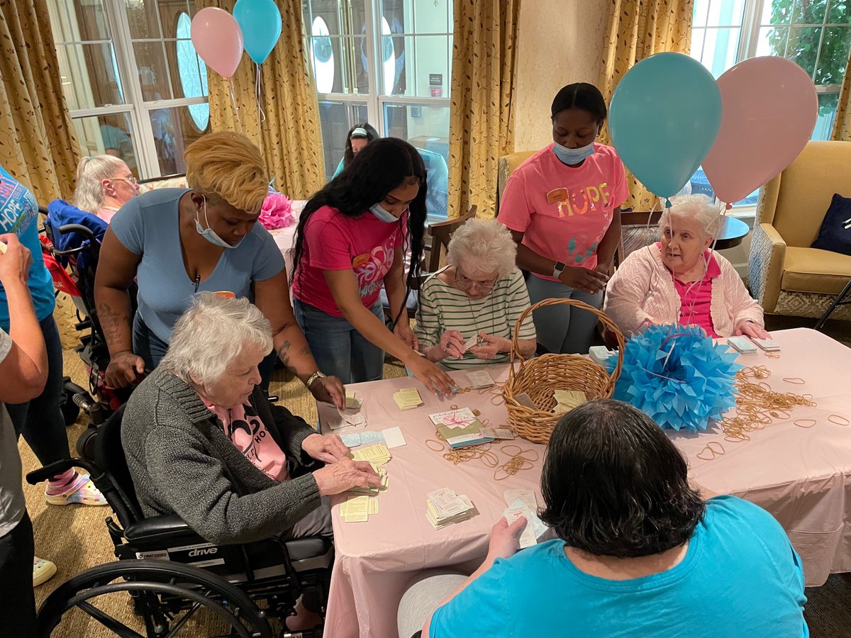 SunriseSrLiving's tweet photo. Our residents across 12 communities in the #Philly area are showing what it is like to #LiveWithGenerosity through their partnership with breast and ovarian cancer nonprofit @UniteforHER. Watch the video of the day here:
https://t.co/aZWtJOwZJG https://t.co/B6gZvYNNam
