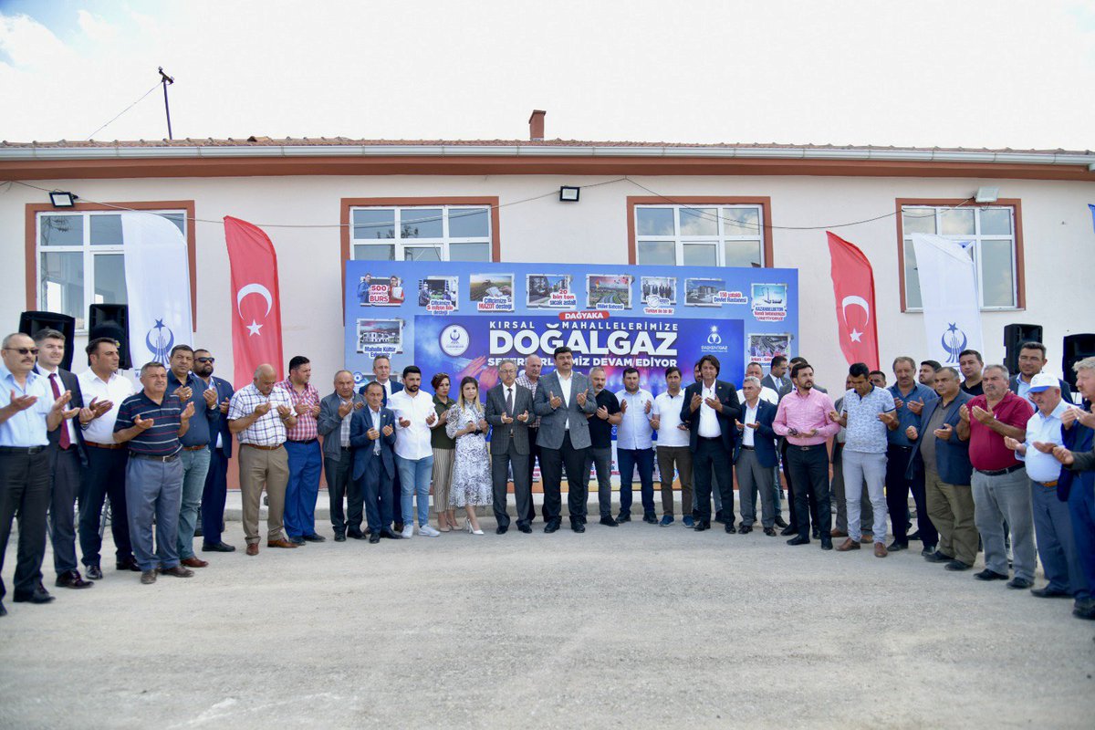 Kırsal Mahallelerimize doğalgaz götürme seferberliğimiz devam ediyor… 

Artık Dağyaka Mahallemiz de doğalgaza kavuştu. Hayırlı, uğurlu olsun.

Sırada diğer Mahallelerimiz var.