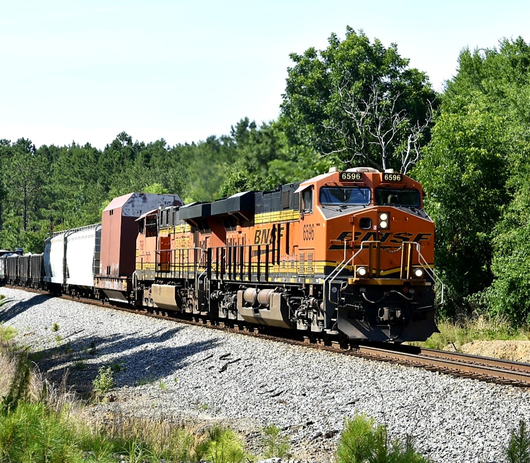 alcors11's tweet photo. ES44C4. BNSF 6596 leading Southbound, NS175 with 7698  ES44DC trailing at 50mph at Cofer Rd.
6/21/22
#norfolksouthern #gsandf  #es44c4
#es44dc  #railroadphotography #railfan #southgeorgia #nikon #nikonphotography #Georgia #US41 #ruralgeorgia #GeorgiaNotAtlanta #GeorgiaOnMyMind🍑 https://t.co/73VbsbCnQb